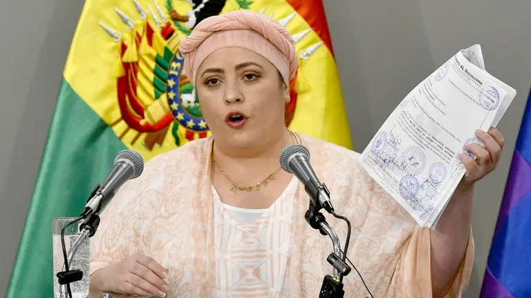 La ministra de la Presidencia, María Nela Prada, brinda conferencia de prensa./ APG