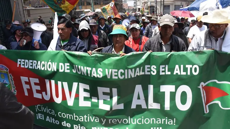 La Fejuve de El Alto, a la cabeza de su dirigente, Juan Saucedo, exige a las autoridades de Gobierno atender sus demandas. APG