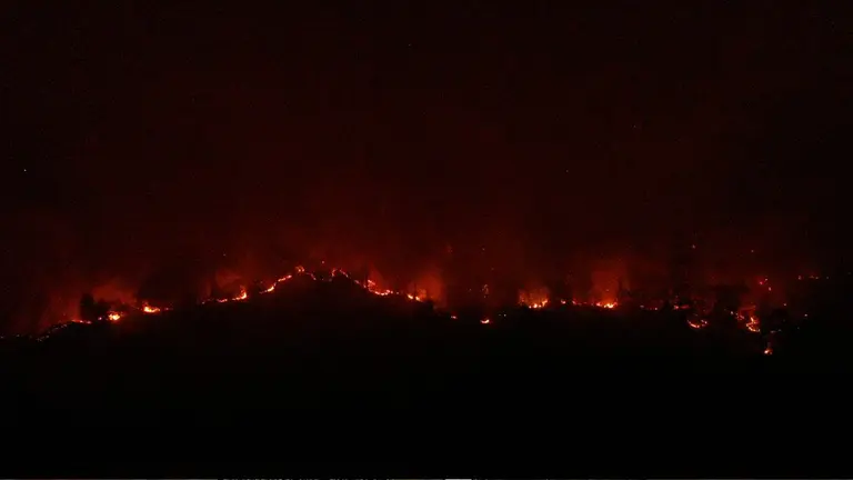 El fuego que avanz&oacute; en zonas verdes de Concepci&oacute;n. Urgente.bo
