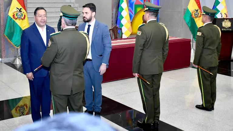 El presidente Luis Arce ratificó a Álvaro Álvarez Griffiths como comandante de la policía y fue ascendido al grado de general superior./ APG