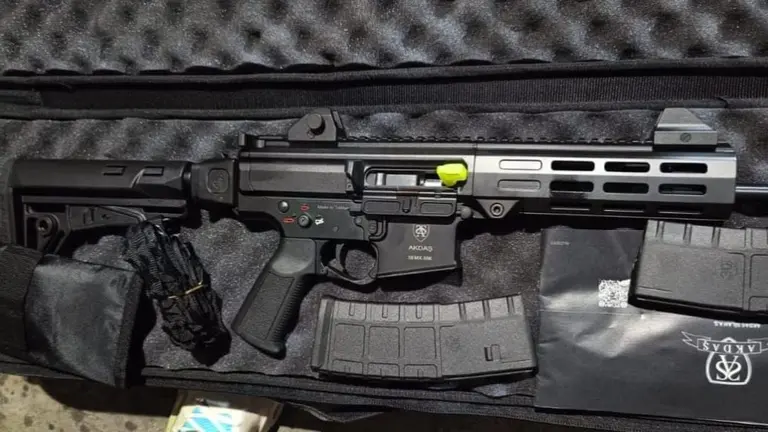 Una de las armas incautadas en el aeropuerto de Viru Viru./ EDUARDO DEL CASTILLO