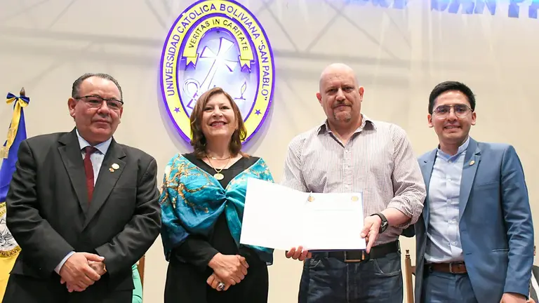 Acto de acreditaci&oacute;n de la carrera de Administraci&oacute;n de Empresas de la Universidad Cat&oacute;lica Boliviana "San Pablo". DICO SOL&Iacute;S