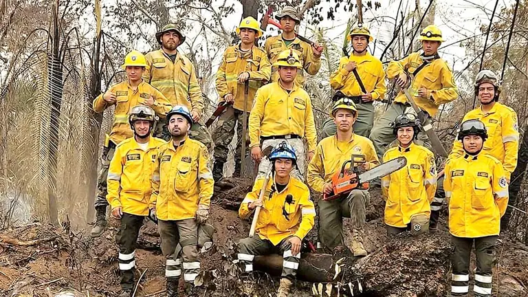 Algunos bomberos voluntarios en la zona de incendios en el oriente de Bolivia./ CORTESÍA