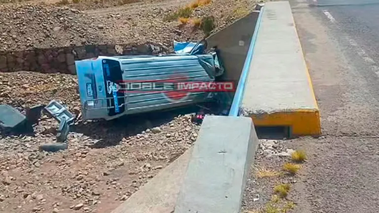 Un bus se embarranc&oacute; en la carretera Oruro-Potos&iacute;. Doble Impacto