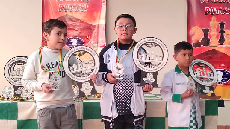 Algunos de los premiados tras la jornada deportiva. FBA
