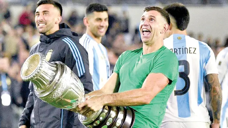 Emiliano Mart&iacute;nez arquero de Argentina./ REDES DIBU