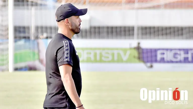 Una imagen de Thiago Leitao, durante su &uacute;ltimo partido como DT de San Antonio./  DICO SOL&Iacute;S