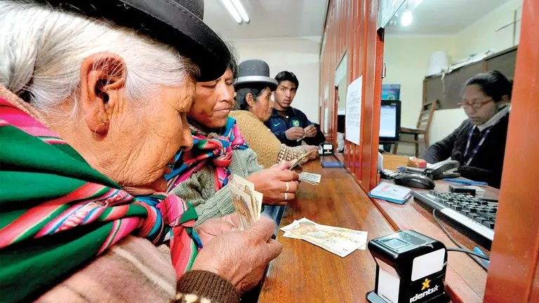 Jubilados del pa&iacute;s perciben sus rentas./ ASUNTOS CENTRALES