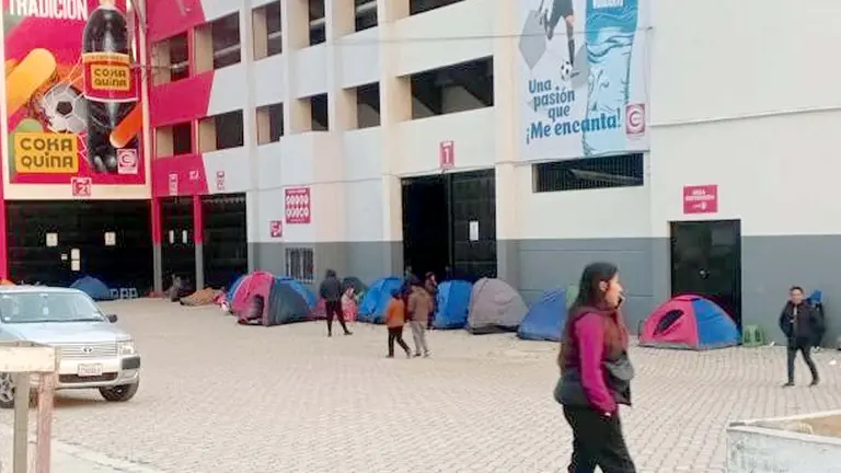La hinchada se instaló con carpas para pasar la noche afueras del estadio./ OXIGENO.BO