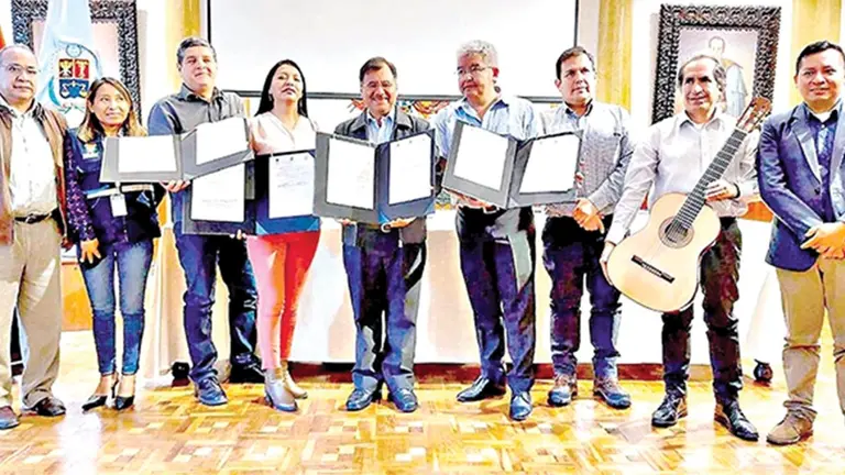 Premiación de participantes ganadores de pasados concursos literarios municipales de Cochabamba./ ARCHIVO