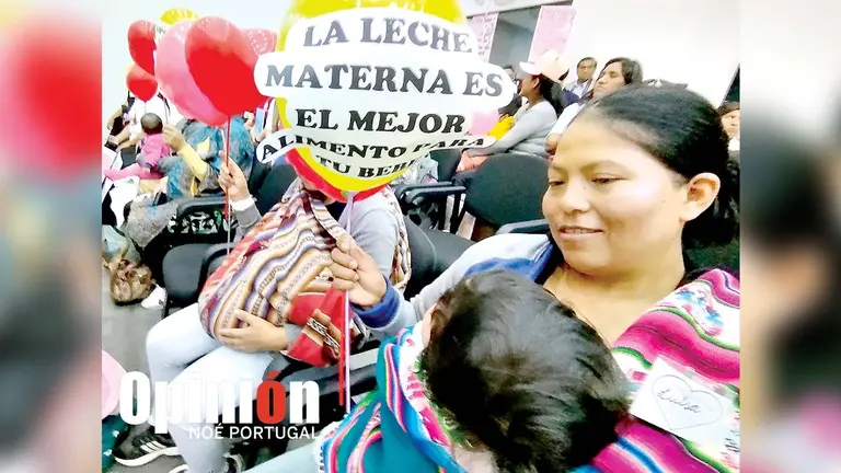 Una madre promueve la lactancia materna./ DICO SOL&Iacute;S