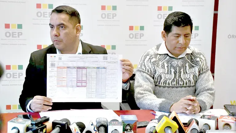 El vicepresidente del TSE, Francisco Vargas, presenta las papeletas de las Judiciales./ APG