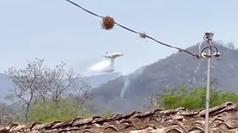 El avión Electra Tanker T481 en plena tarea contra los incendios./ ERBOL