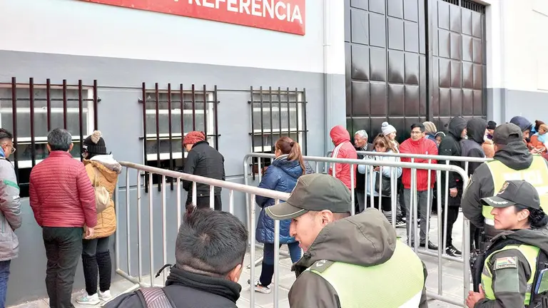 Una imagen de lo que fue la venta de localidades en las boleter&iacute;as del estadio de El Alto./ APG