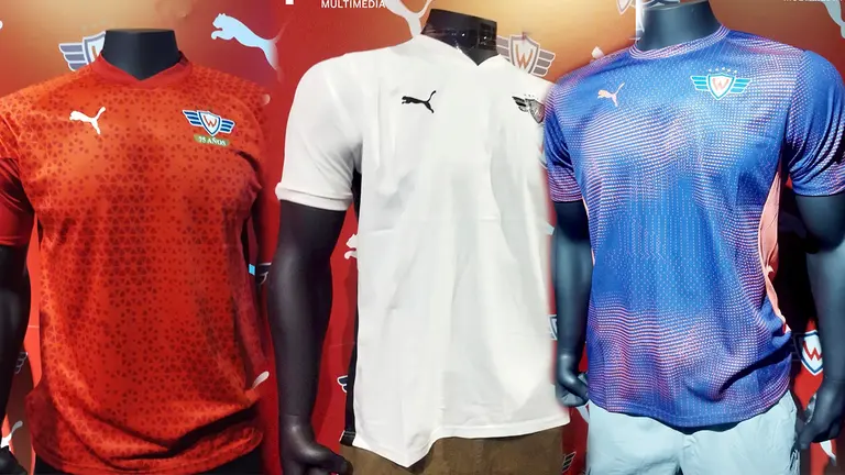 Las tres camisetas presentadas ayer. ANDR&Eacute;S PACHECO