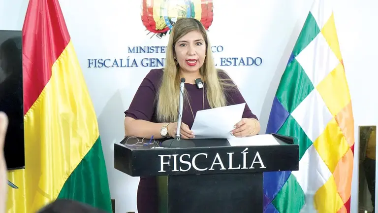 La directora de la Fiscalía Especializada en Delitos en Razón de Género y Juvenil, Alejandra Rocha, en conferencia de prensa. / FISCALÍA