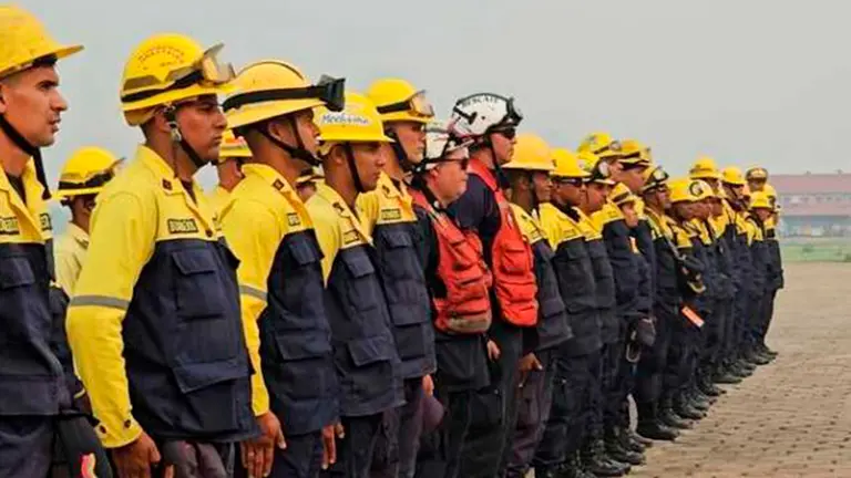 Bomberos que llegaron desde Venezuela. TOMADA DE OX&Iacute;GENO