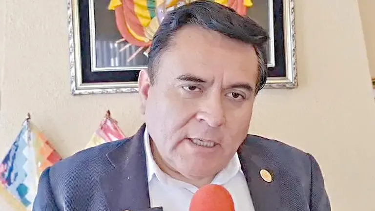 El fiscal departamental de Oruro, Aldo Morales, durante una conferencia./ FISCAL&Iacute;A