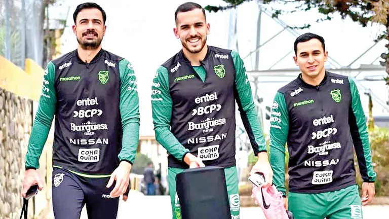 Guillermo Viscarra (i), Luis Haqu&iacute;n (c) y Bruno Miranda (d), con el equipo./ FBF