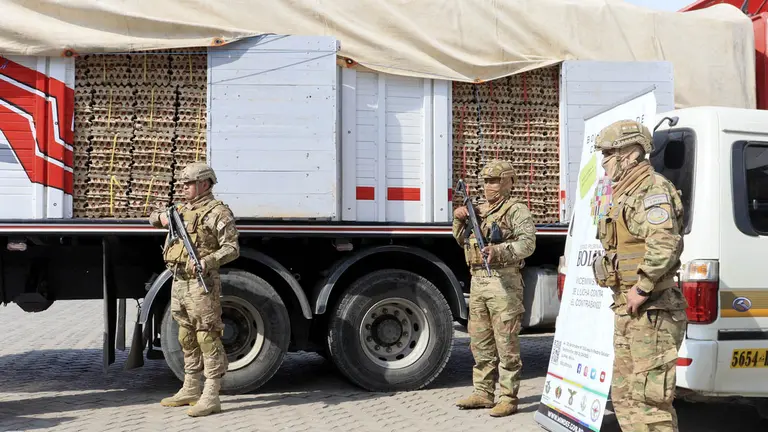 Un camión cargado con más de 1.000 maples con huevo fue interceptado y secuestrado cuando se dirigía desde Bolivia a Perú./ APG