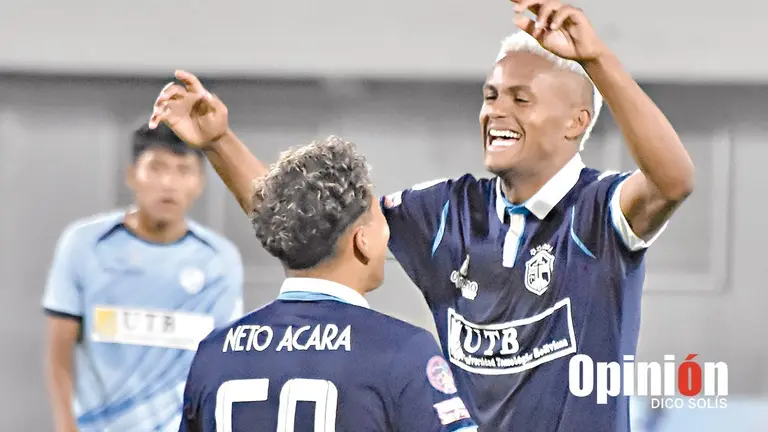 El Santo celebra una conquista en un duelo pasado./ DICO SOL&Iacute;S