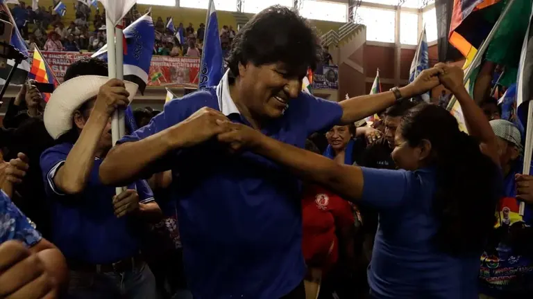 El expresidente Evo Morales celebrando tras la reuni&oacute;n con organizaciones afines a su sector. APG