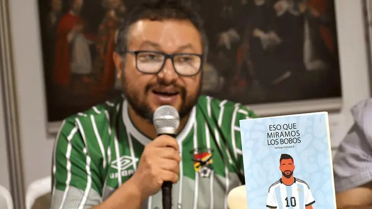 Santiago Espinoza presenta el libro "Eso Que Miramos Los Bobos" en la FILC./ NO&Eacute; PORTUGAL