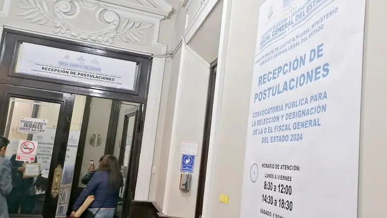 Postulantes en el lugar donde se recibían las postulaciones para el Fiscal General del Estado./ ERBOL
