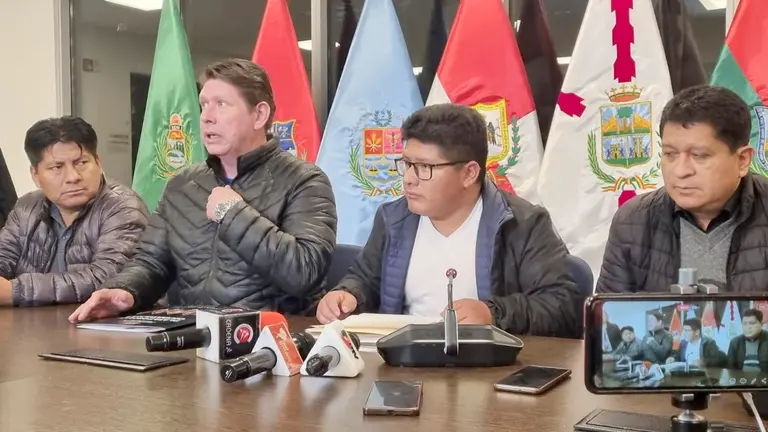 Integrantes de la Comisión Mixta de Justicia Plural brindan conferencia de prensa./ ERBOL