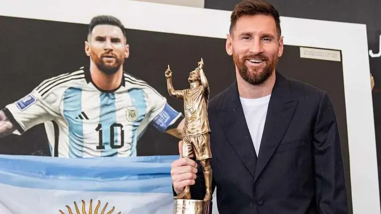 Lionel Messi es premiado como el jugador con más títulos. MARCA. 