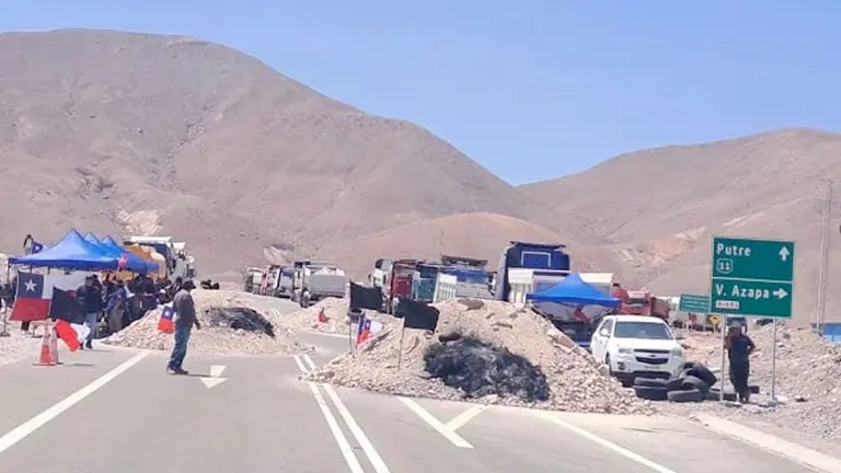 Trabajadores de Quiborax en el punto de bloqueo en Arica./ ERBOL