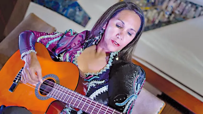 La cantautora, guitarrista y socióloga boliviana Jenny Cárdenas. / CORTESÍA