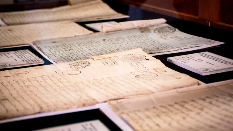 Exposici&oacute;n exhibe documentos hist&oacute;ricos sobre la mita y los mitayos en Potos&iacute;./ ABI