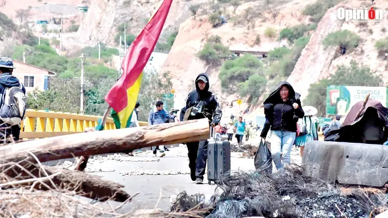 Bloqueo en el sector de Parotani, en Cochabamba./ DICO SOL&Iacute;S