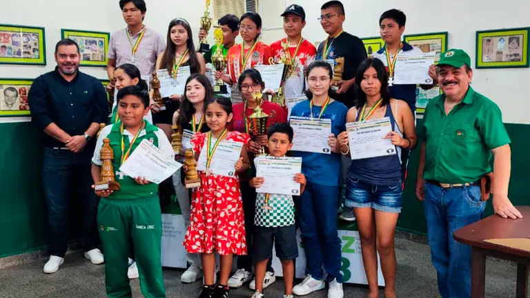 Foto de la premacion de los podios del torneo./ FBA