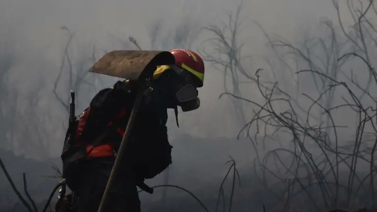 Un bombero combate el incendio en la comunidad de Tirani, dentro del Parque Nacional Tunari. DICO SOL&Iacute;S