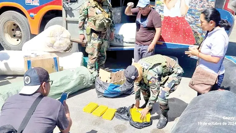 La FELCN identific&oacute; un &oacute;mnibus de transporte donde encontraron en el interior de sus buzones tres cajas de cart&oacute;n que conten&iacute;an 101 paquetes de droga.
