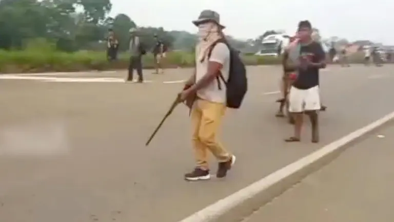 Un hombre porta un arma de fuego en un punto de bloqueo en Bulo Bulo./ CAPTURA VIDEO