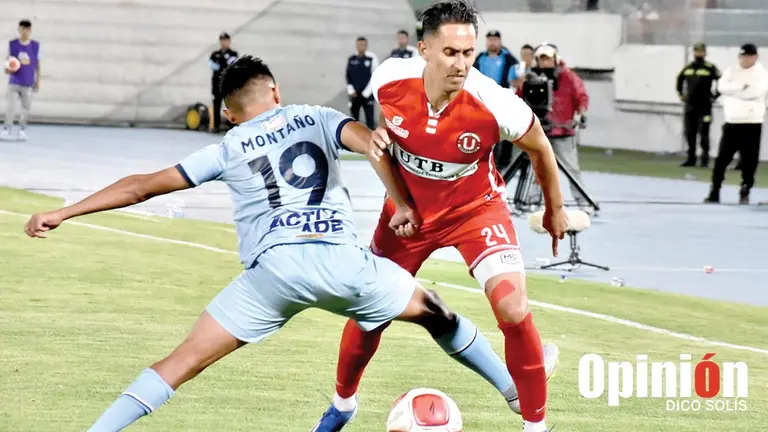 Gabriel Monta&ntilde;o y Andr&eacute;s Llano pugnan un bal&oacute;n, durante la derrota del Celeste qhochala contra el Manzanero en el estadio F&eacute;lix Capriles./ DICO SOL&Iacute;S