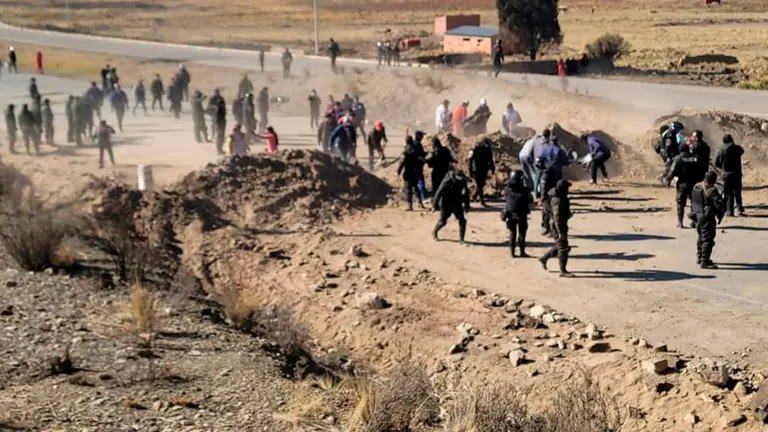 Imagen referencial de un anterior desbloqueo de la Polic&iacute;a de Oruro. Erbol