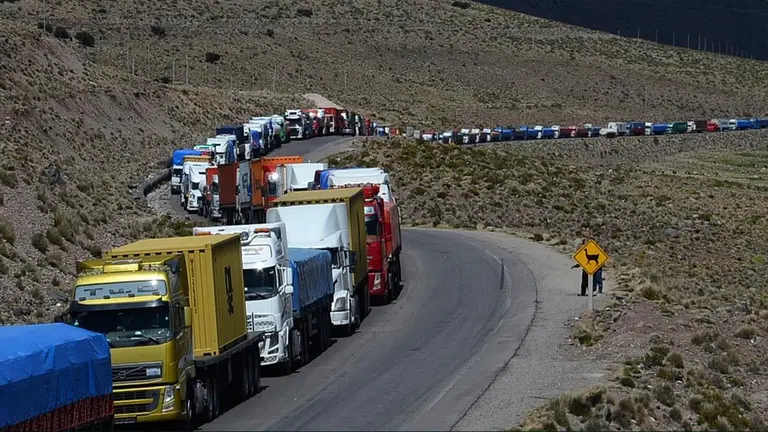 Fila de veh&iacute;culos varados por un bloqueo de carreteras. ABI