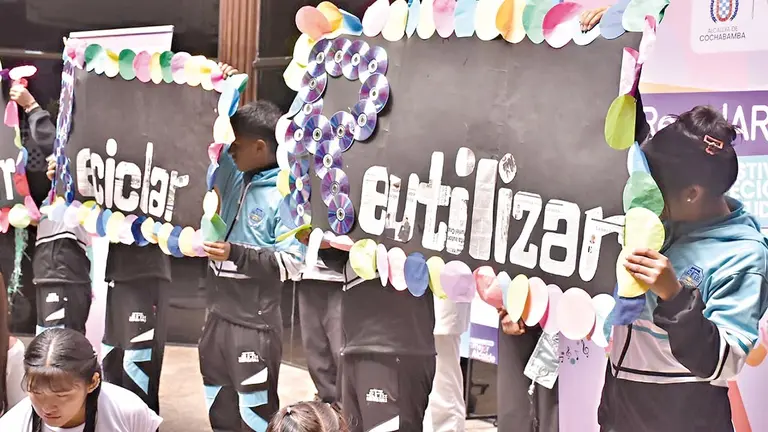 Presentaci&oacute;n de la segunda fase de &lsquo;ReciclART 2024&rsquo; en la Plaza Principal de Cochabamba./ DICO SOL&Iacute;S