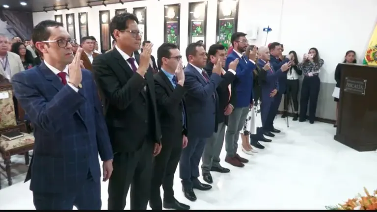 Posesi&oacute;n de los nueve fiscales departamental de Bolivia, en Sucre. CAPTURA DE PANTALLA