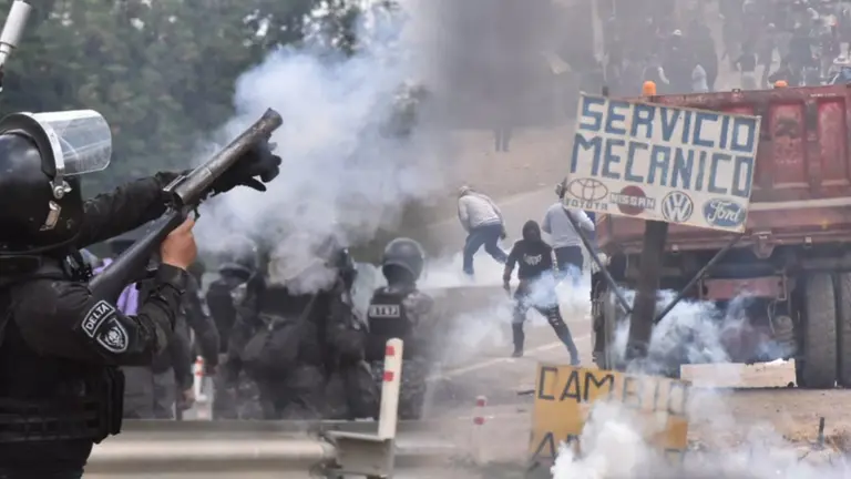 Desbloqueo policial (i) a la altura del sector de Parotani (d). DICO SOL&Iacute;S