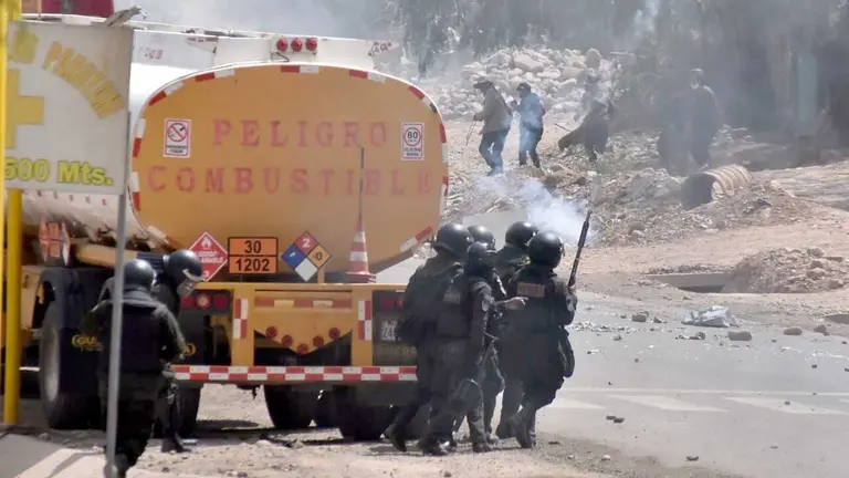 Policía libera la carretera bloqueada al occidente del país./ DICO SOLÍS