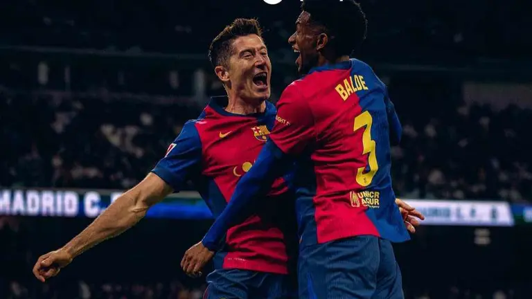 Robert Lewandowski festeja su doblete en el cl&aacute;sico. FACEBOOK BARCELONA.