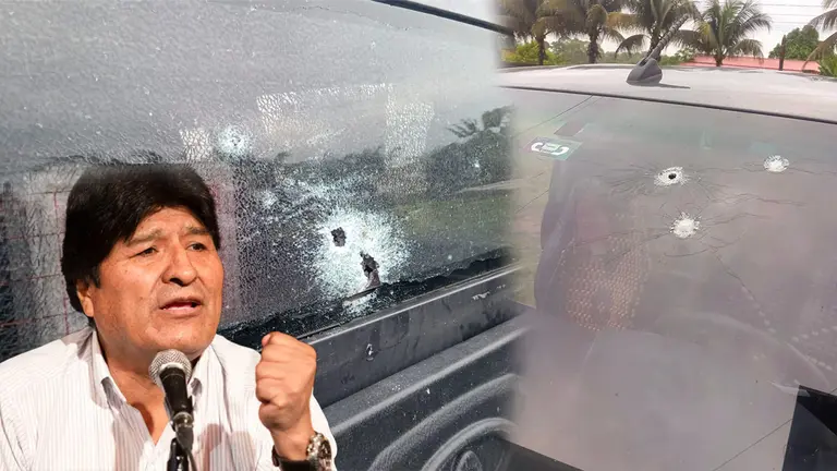El expresidente Evo Morales y los impactos de bala en su veh&iacute;culo. RKC/COMPOSICI&Oacute;N OPINI&Oacute;N