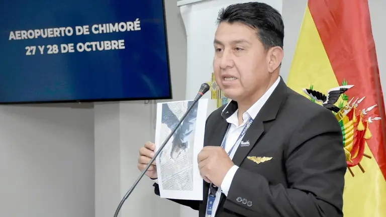 El director de Naabol, Elmer Pozo, inform&oacute; acerca de los incidentes registrados en el aeropuerto de Chimoré./ APG