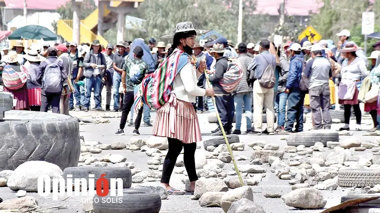 Un punto de bloqueo en la carretera, a la altura del municipio de Vinto, Cochabamba./ DICO SOL&Iacute;S
