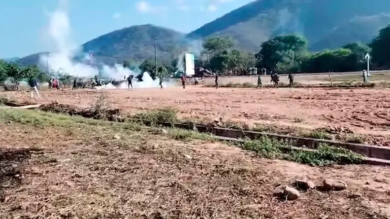 Momento en el que iniciaron los enfrentamientos entre evistas y la Polic&iacute;a en Mairana. RRSS